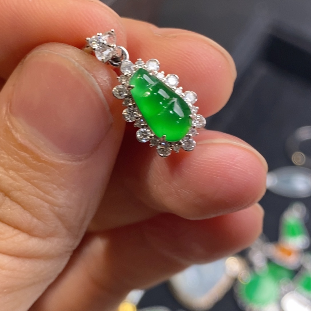 翡翠18K金镶嵌颈饰豆子