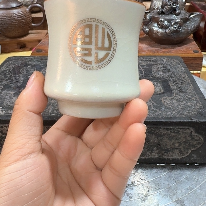 主人杯一个，瓷。。品茗
