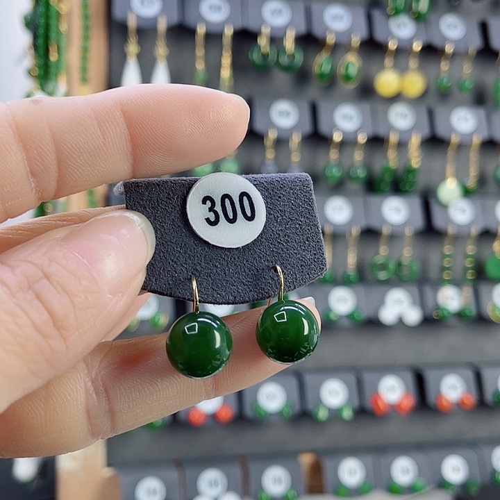 18K金镶嵌和田玉耳饰