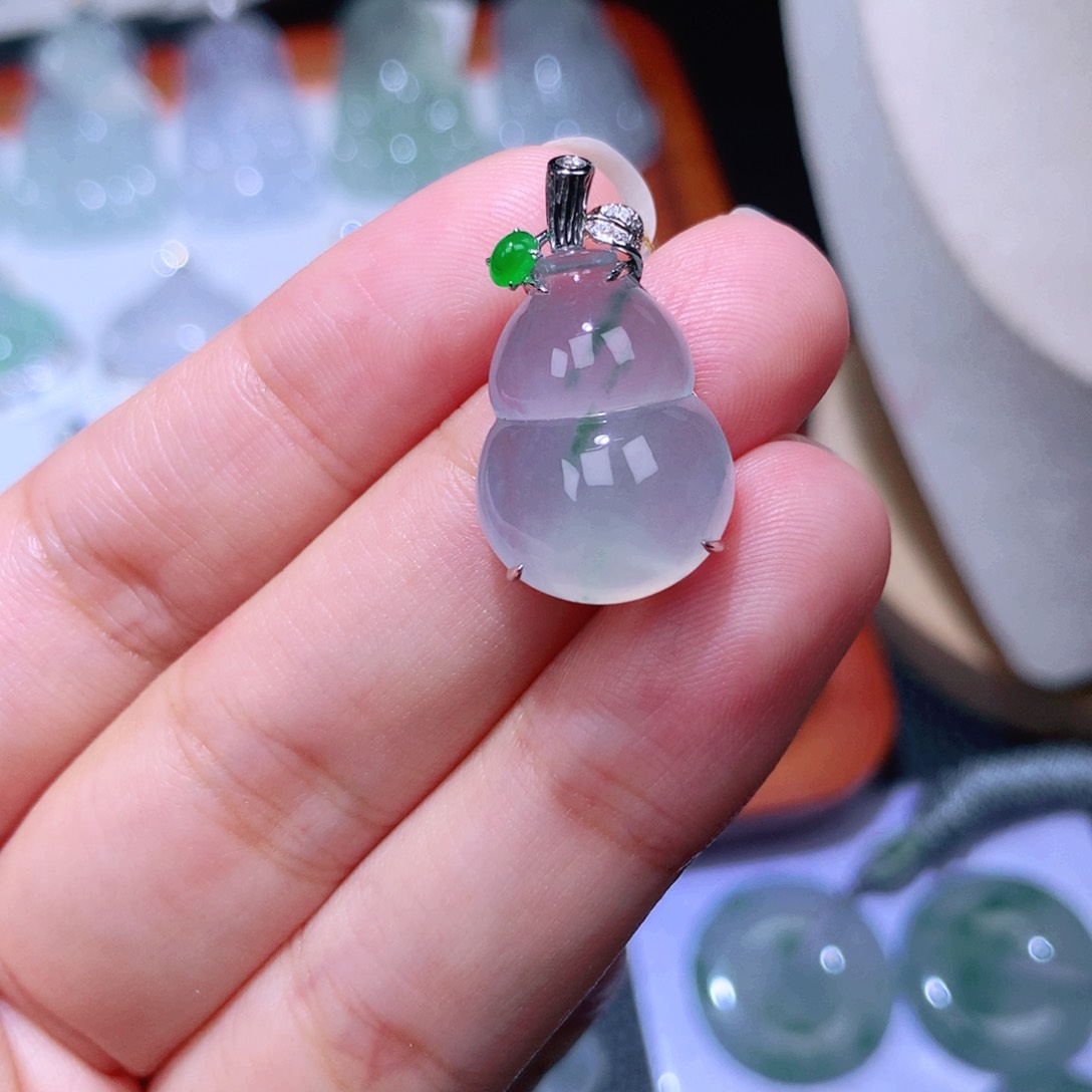 颈饰18K金镶嵌翡翠葫芦