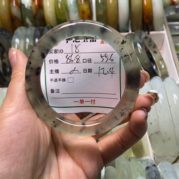 小***果蛇纹石玉未镶嵌手镯