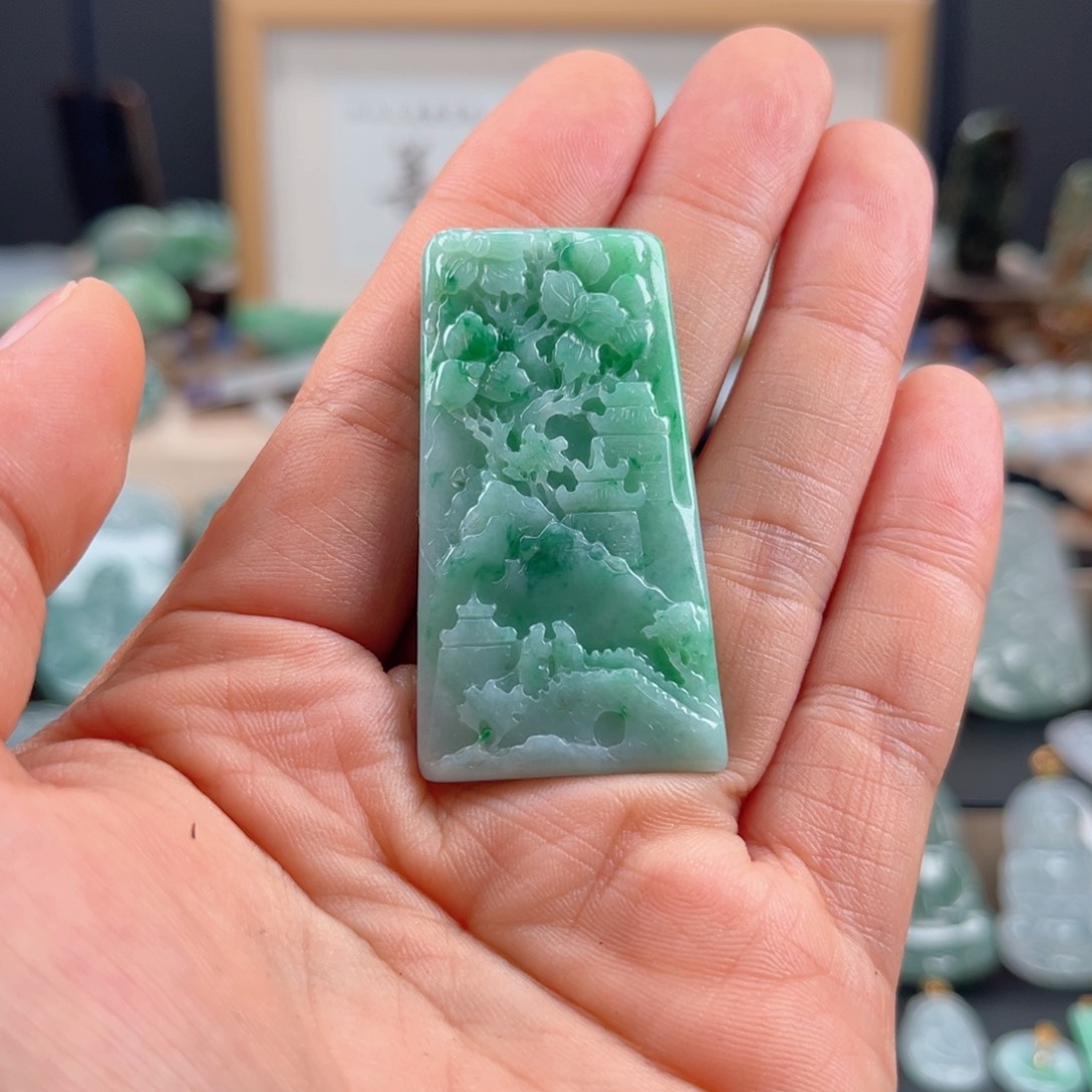 翡翠颈饰未镶嵌山水牌