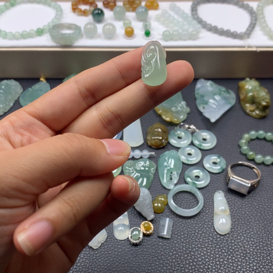 翡翠未镶嵌颈饰如意