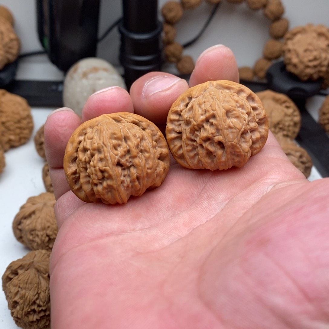 文玩核桃吊坠白狮子37