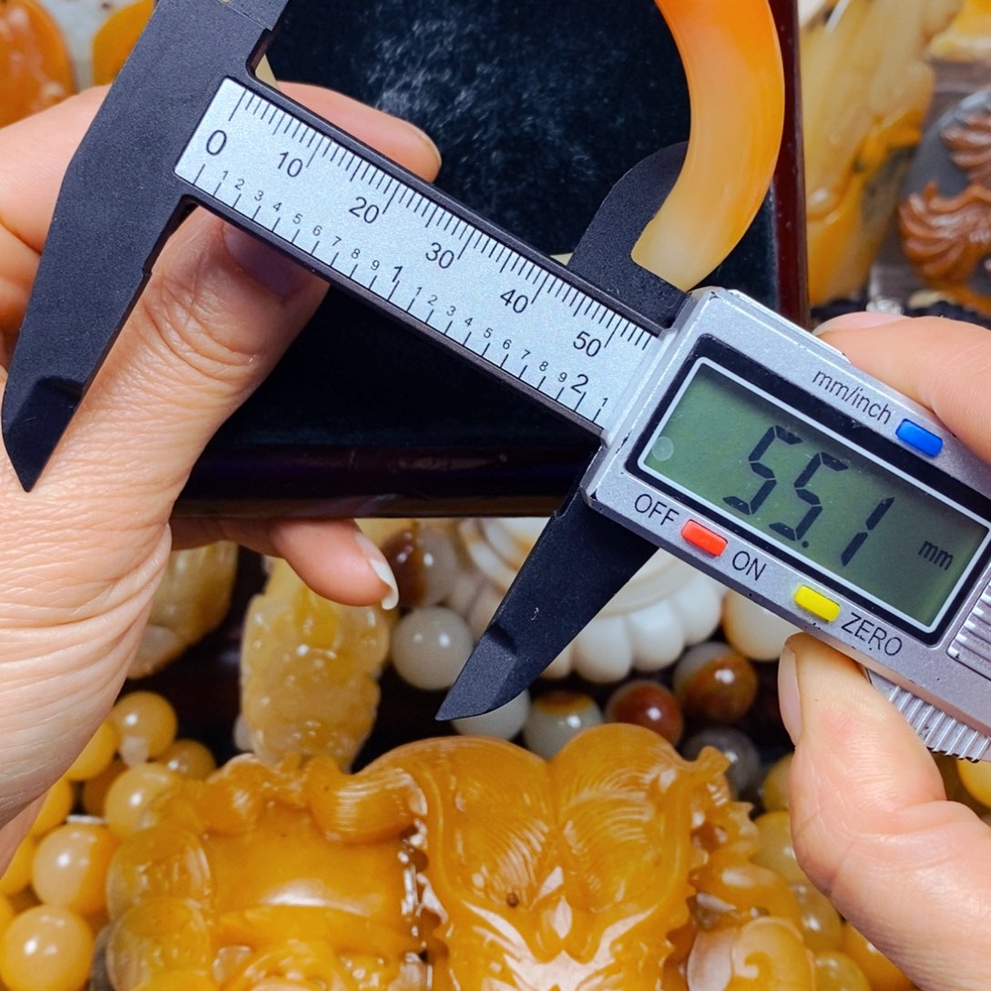 石英质玉（黄龙玉）颈饰未镶嵌