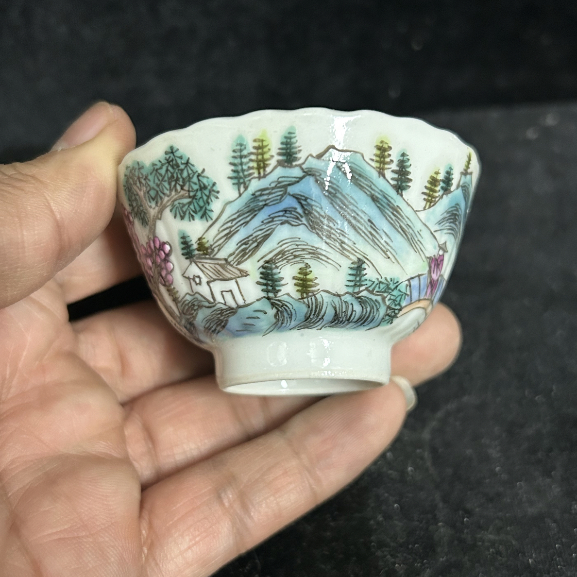 粉彩山水纹瓜棱杯