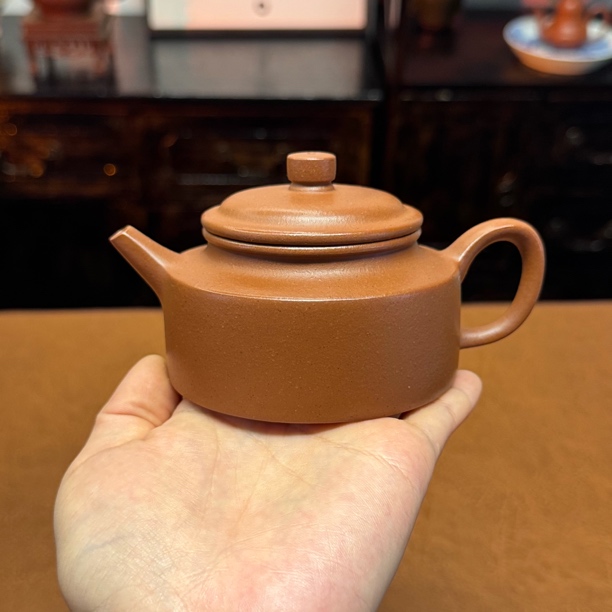 宜兴紫砂壶，折肩德钟，180cc，老清水泥，全手工