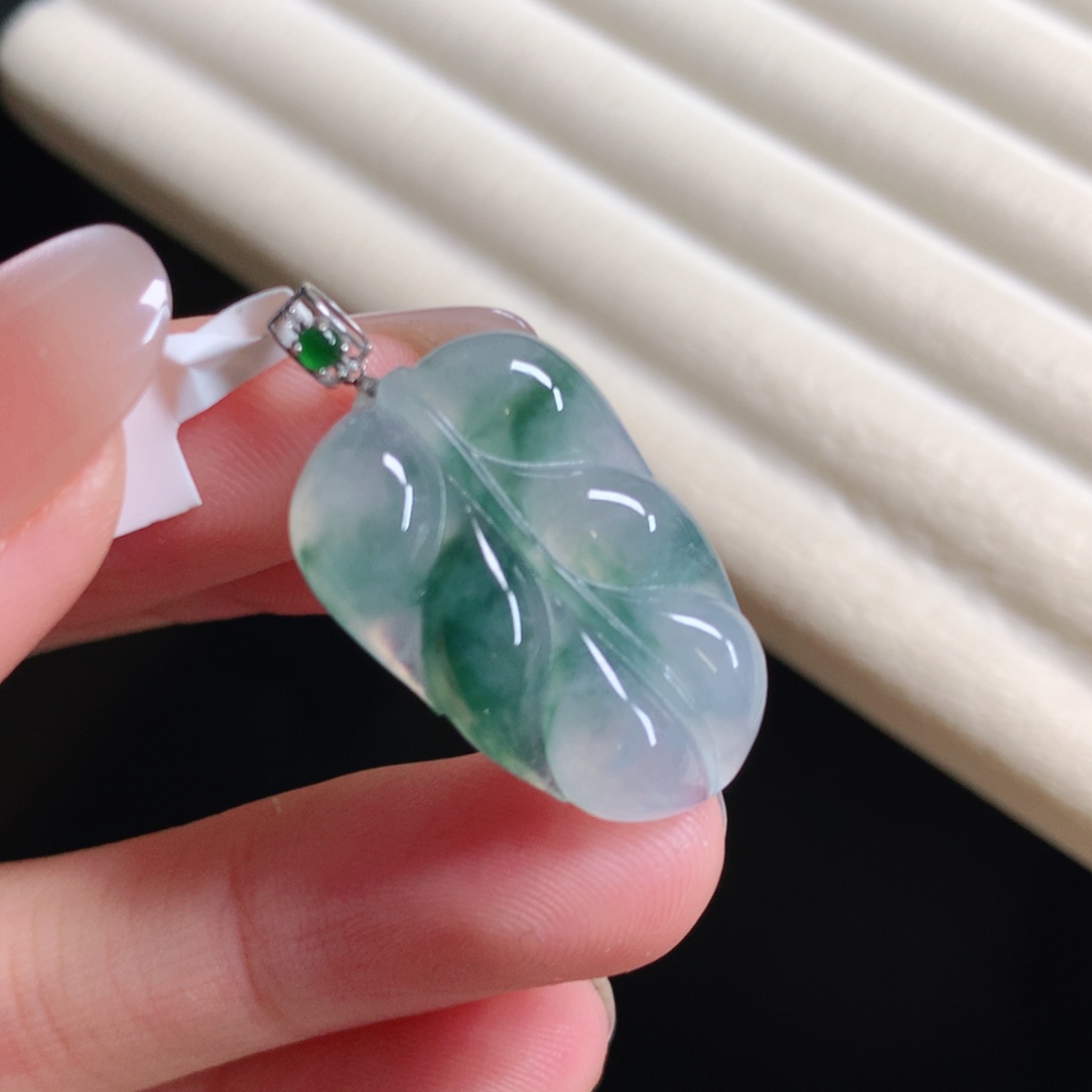 翡翠颈饰18K金镶嵌叶子