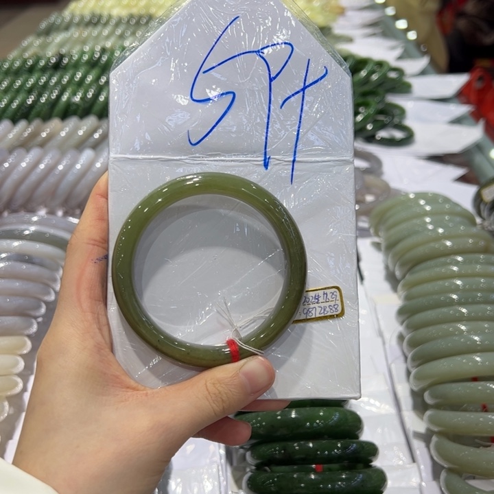 和田玉未镶嵌手镯