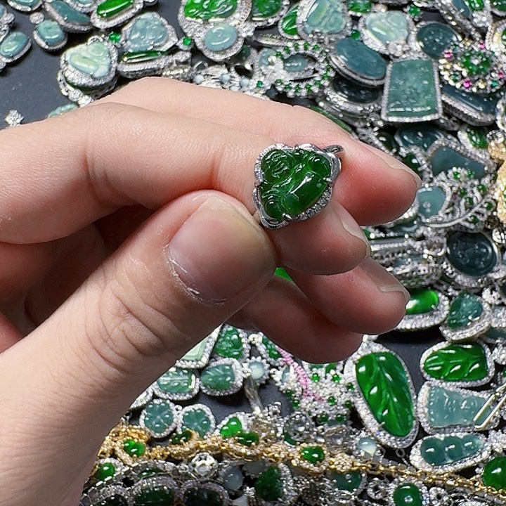 翡翠颈饰未镶嵌天然A货翡翠放漏