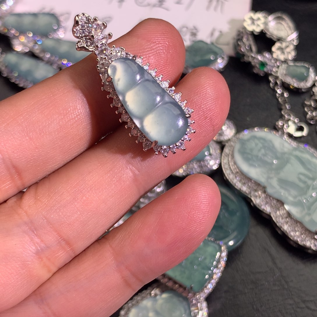 翡翠颈饰未镶嵌福豆