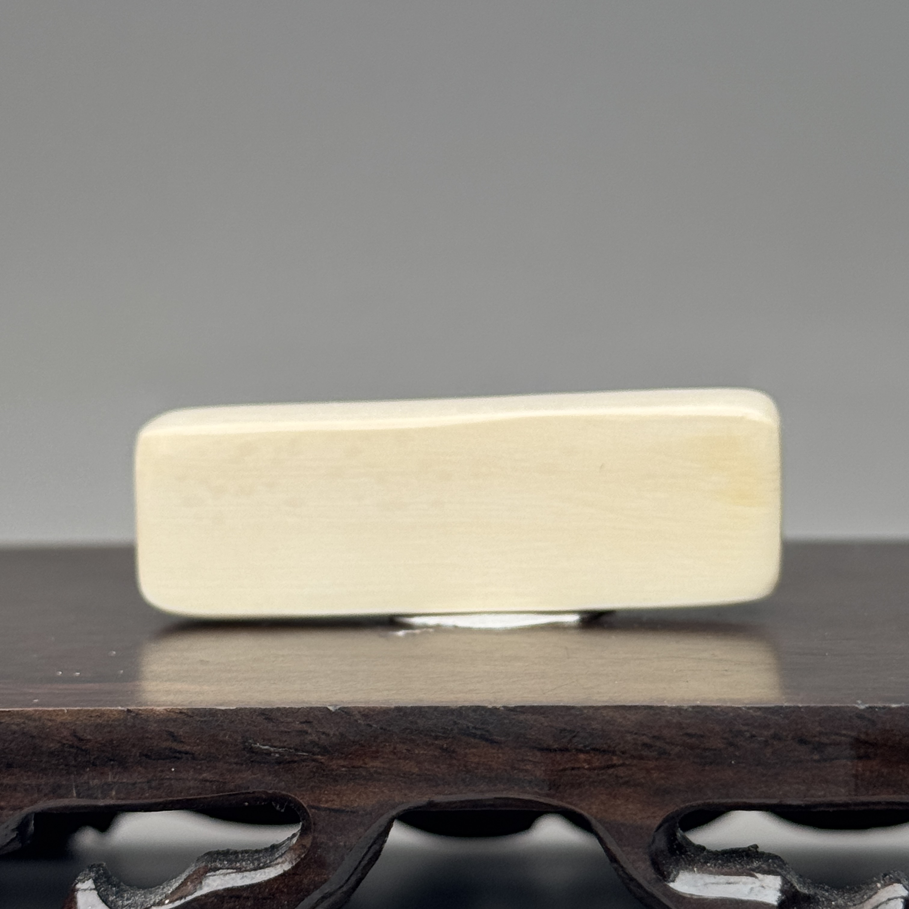 DEZHI/德志48*15*9mm10.7g无事牌吊坠天然猛犸牙A676