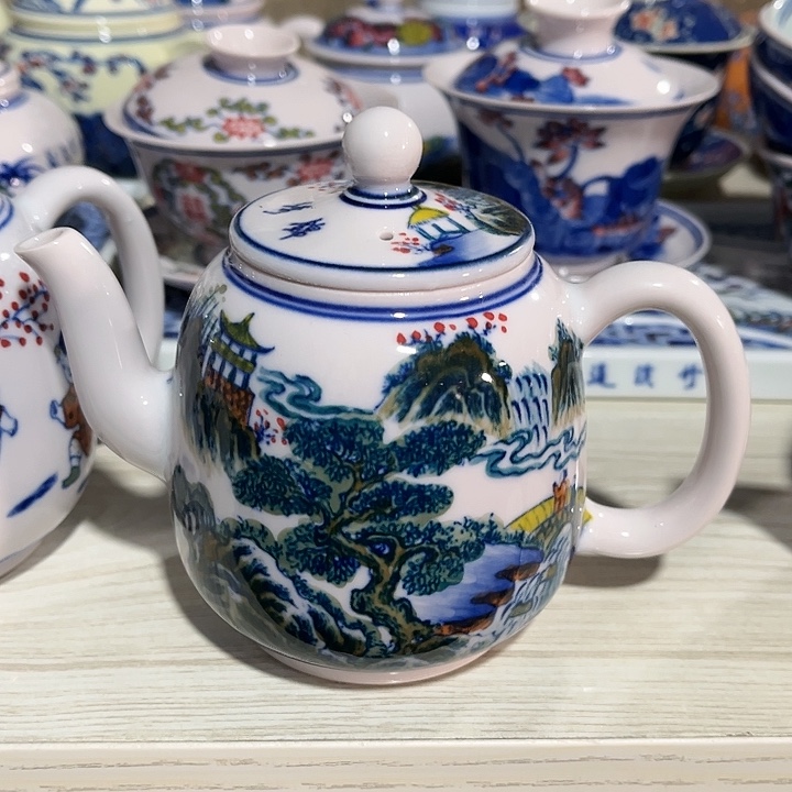 瓷片景德镇陶瓷茶壶。红