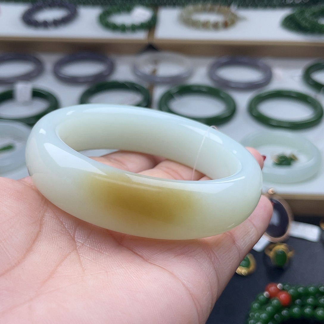 和田玉手镯未镶嵌