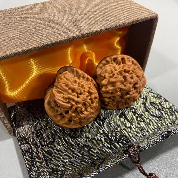 W817麒麟纹满天星狮子头官帽手捻桩型尺寸多样；文玩核桃