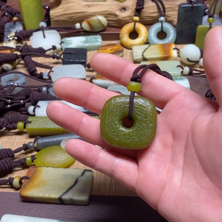 蛇纹石玉挂件未镶嵌加***林