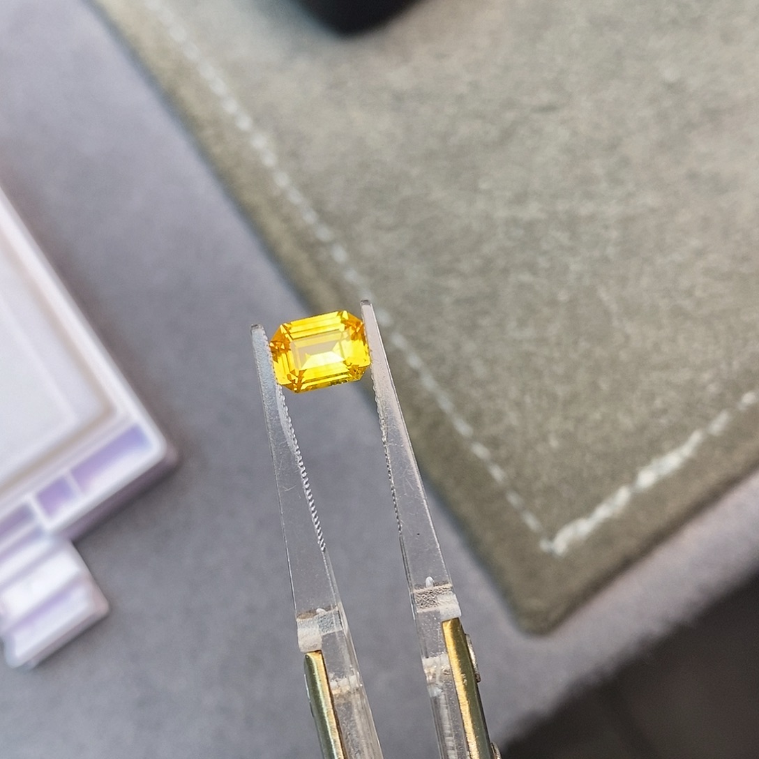 彩色蓝宝石裸石1.6ct 金丝雀