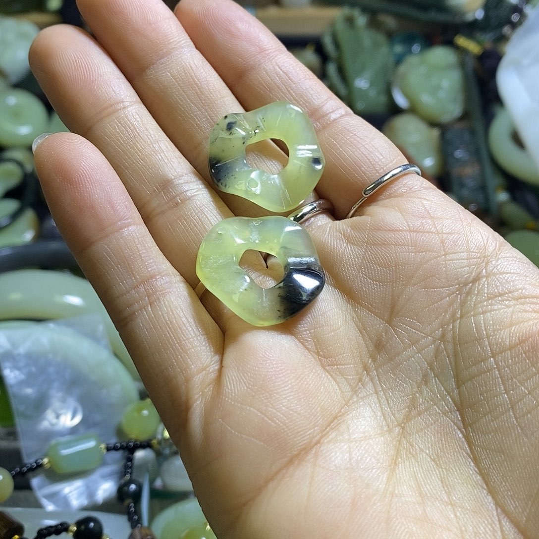 岫玉未镶嵌耳环一对