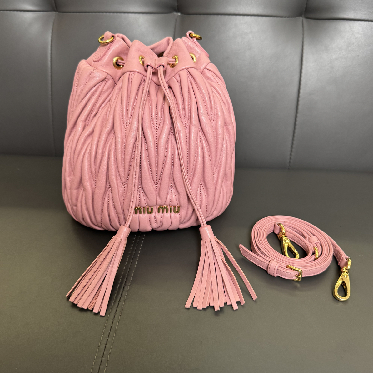 99新 MIU MIU/缪缪 缪缪粉色褶皱斜挎水桶包