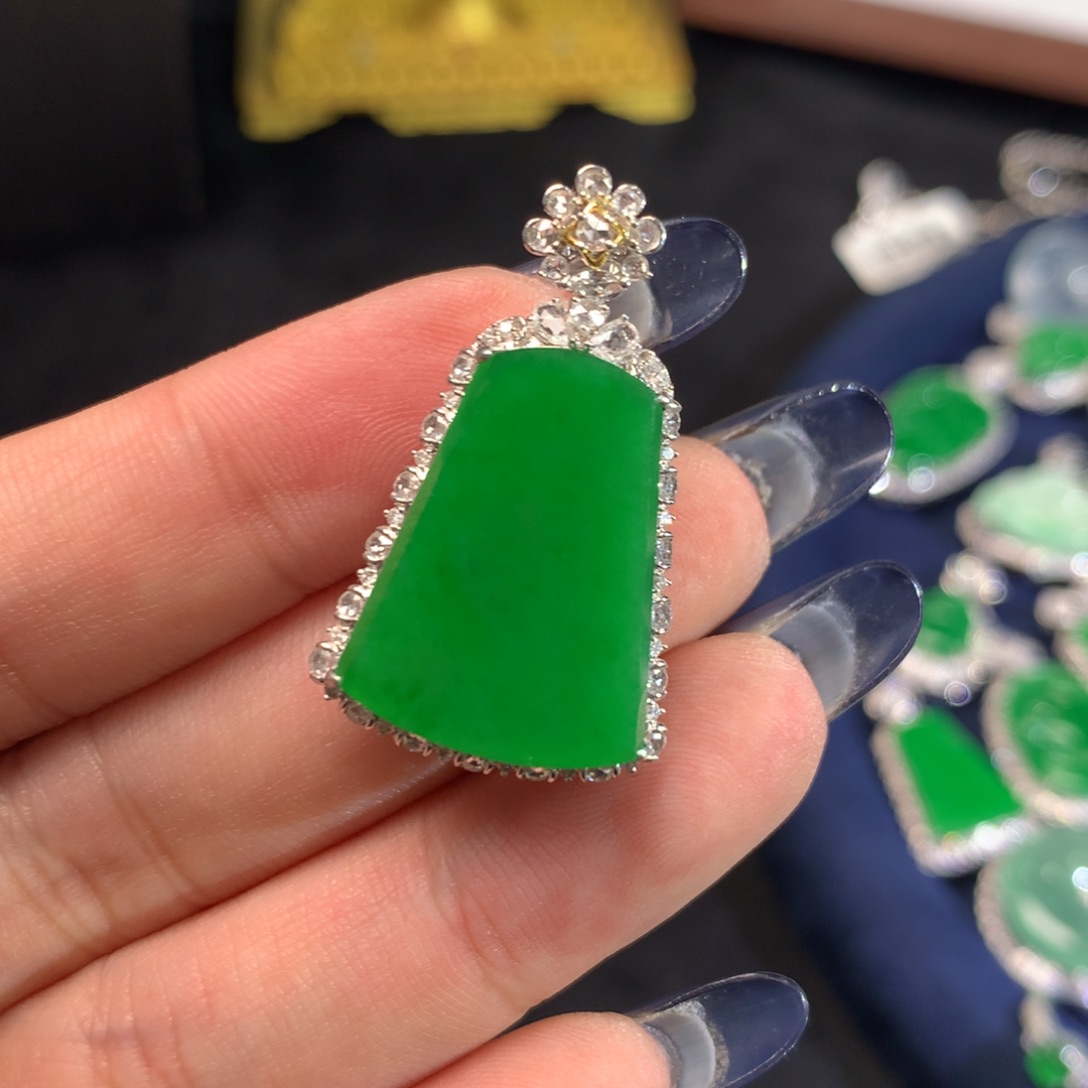 翡翠挂件18K金镶嵌无事牌