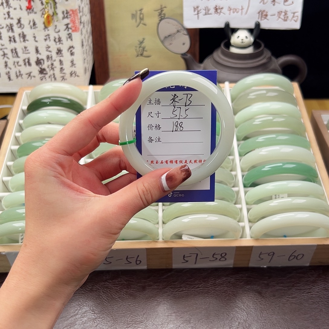 耐***室石英质玉未镶嵌手镯