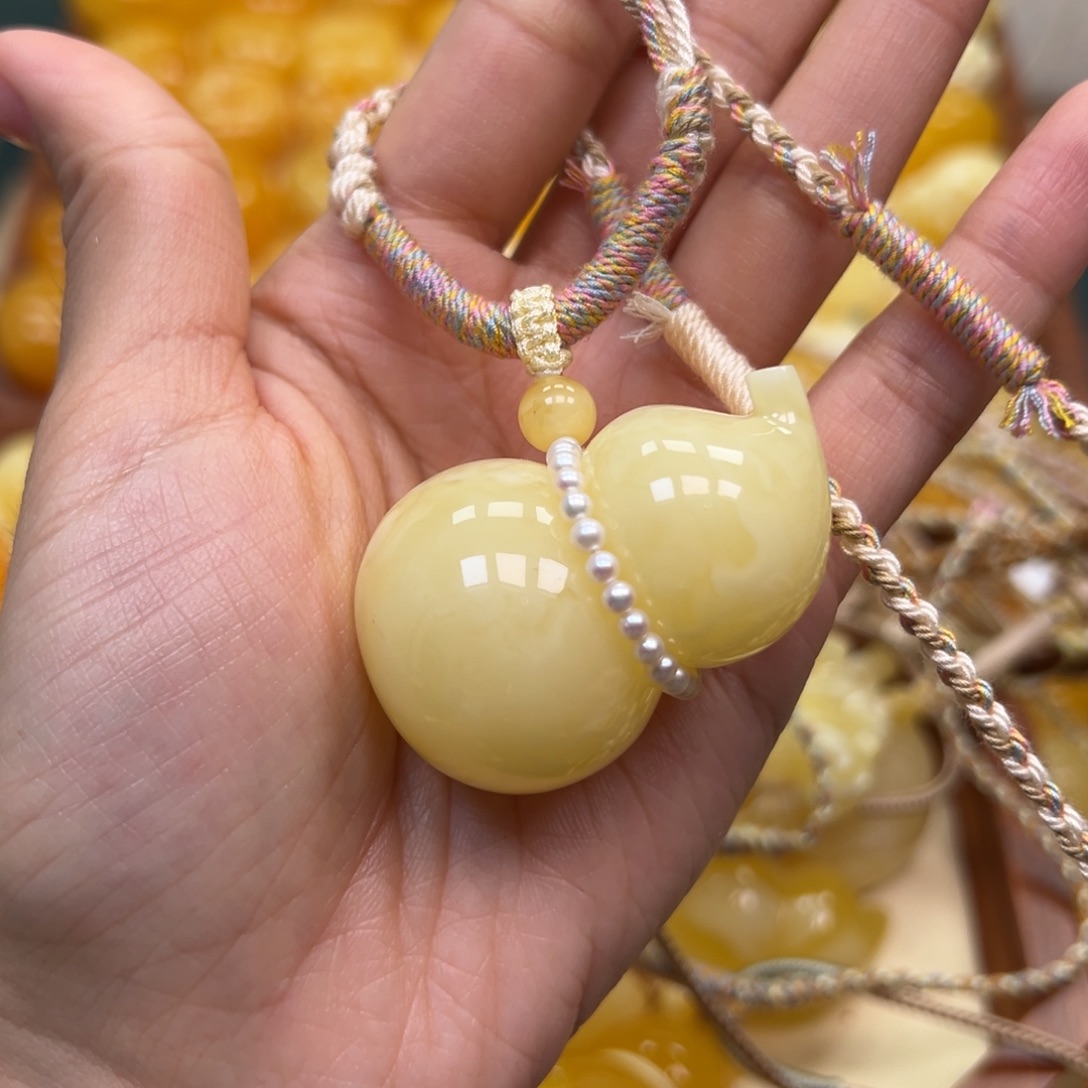 琥珀未镶嵌颈饰蜜蜡