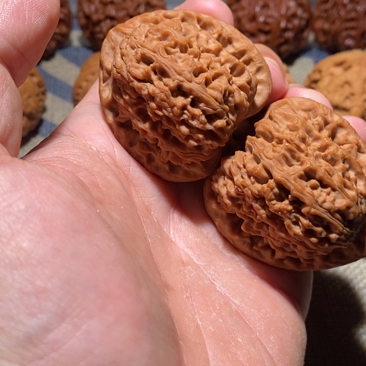 随***看文玩核桃吊坠核桃