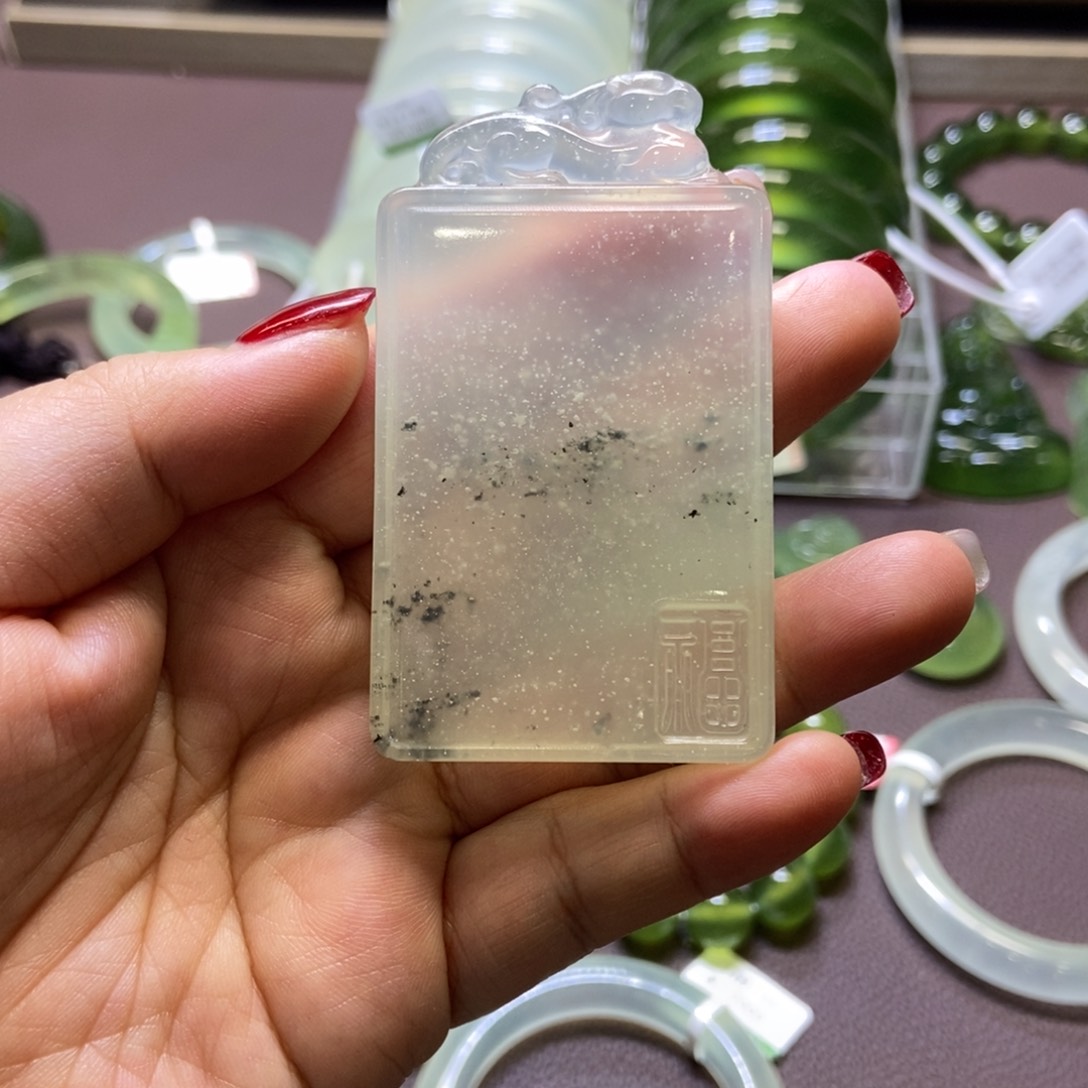 蛇纹石玉吊坠未镶嵌