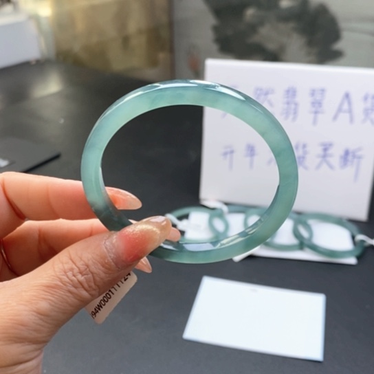 翡翠手镯未镶嵌小*粒56尺寸不退换