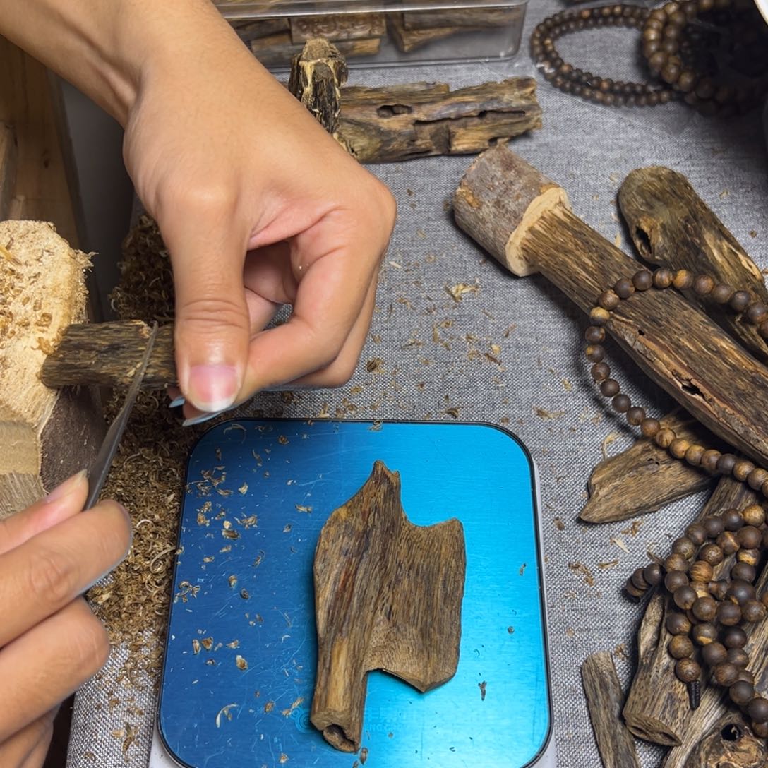 沉香碎屑沉香蓝宝石26克