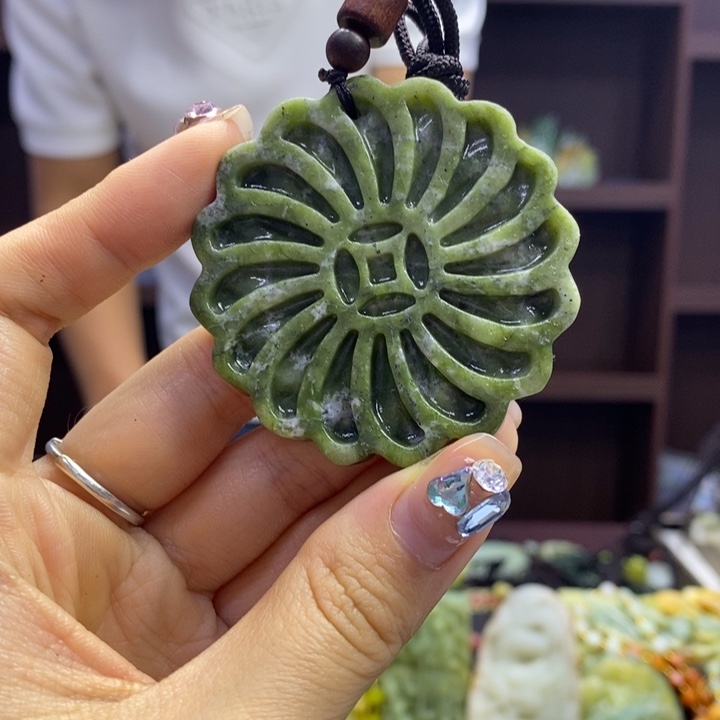 蛇纹石玉未镶嵌颈饰