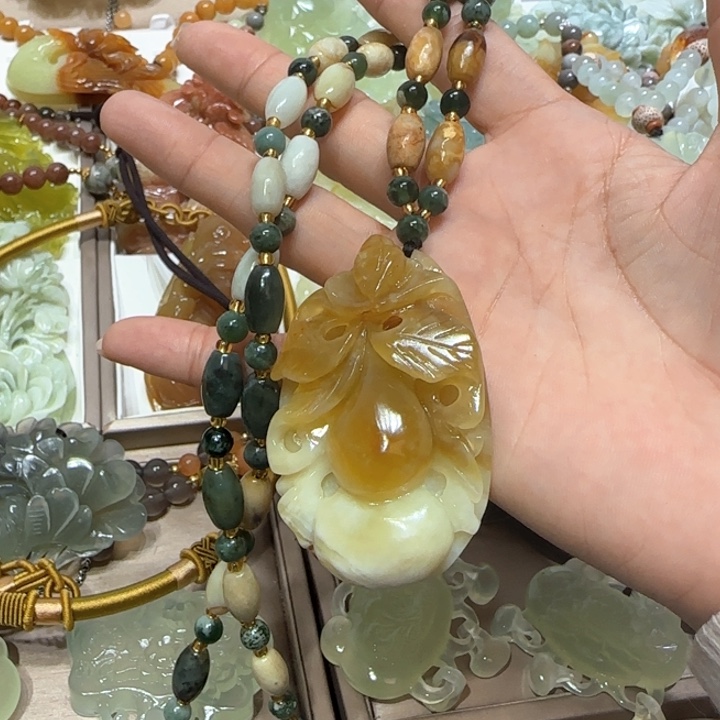 蛇纹石玉吊坠未镶嵌