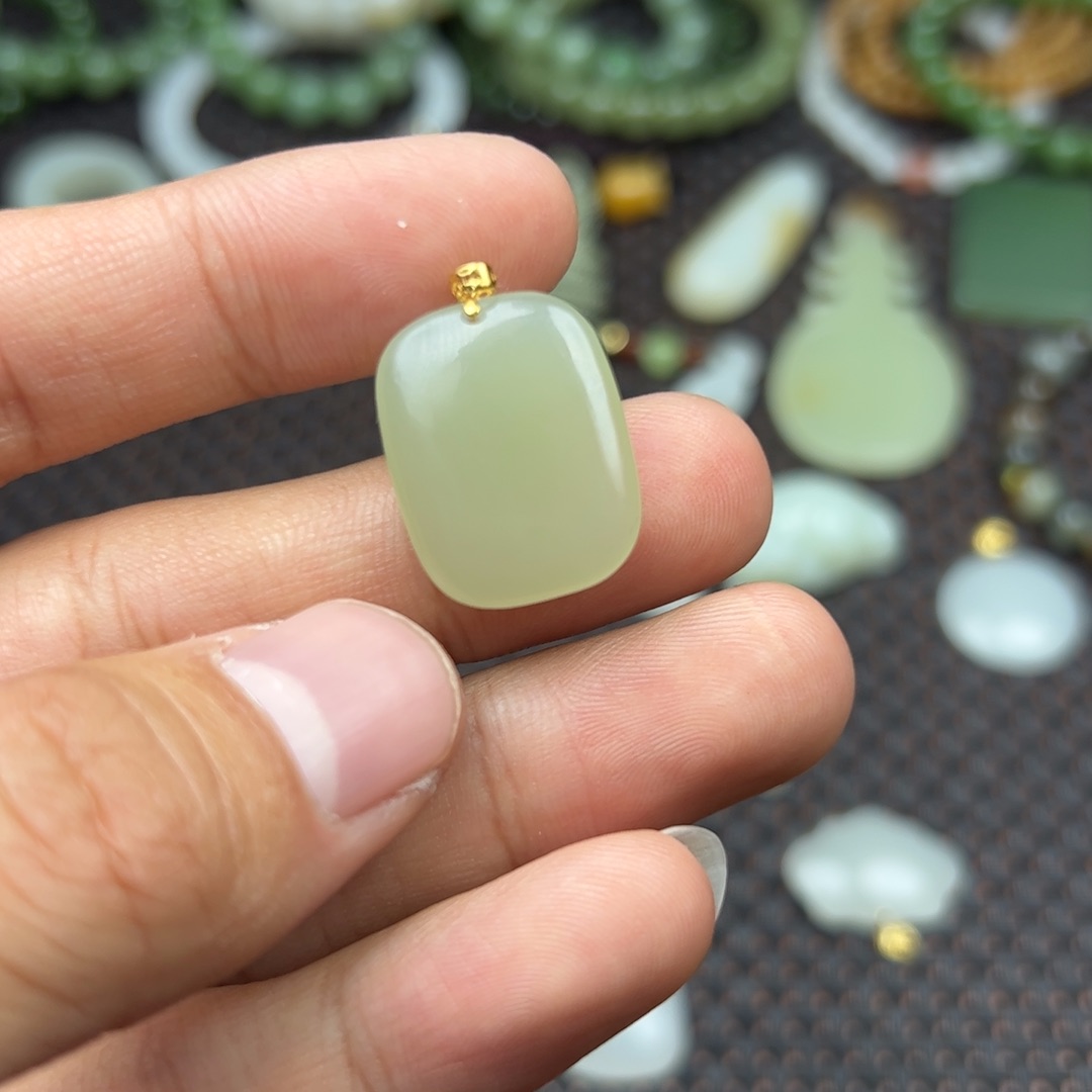 和田玉挂件18K金镶嵌