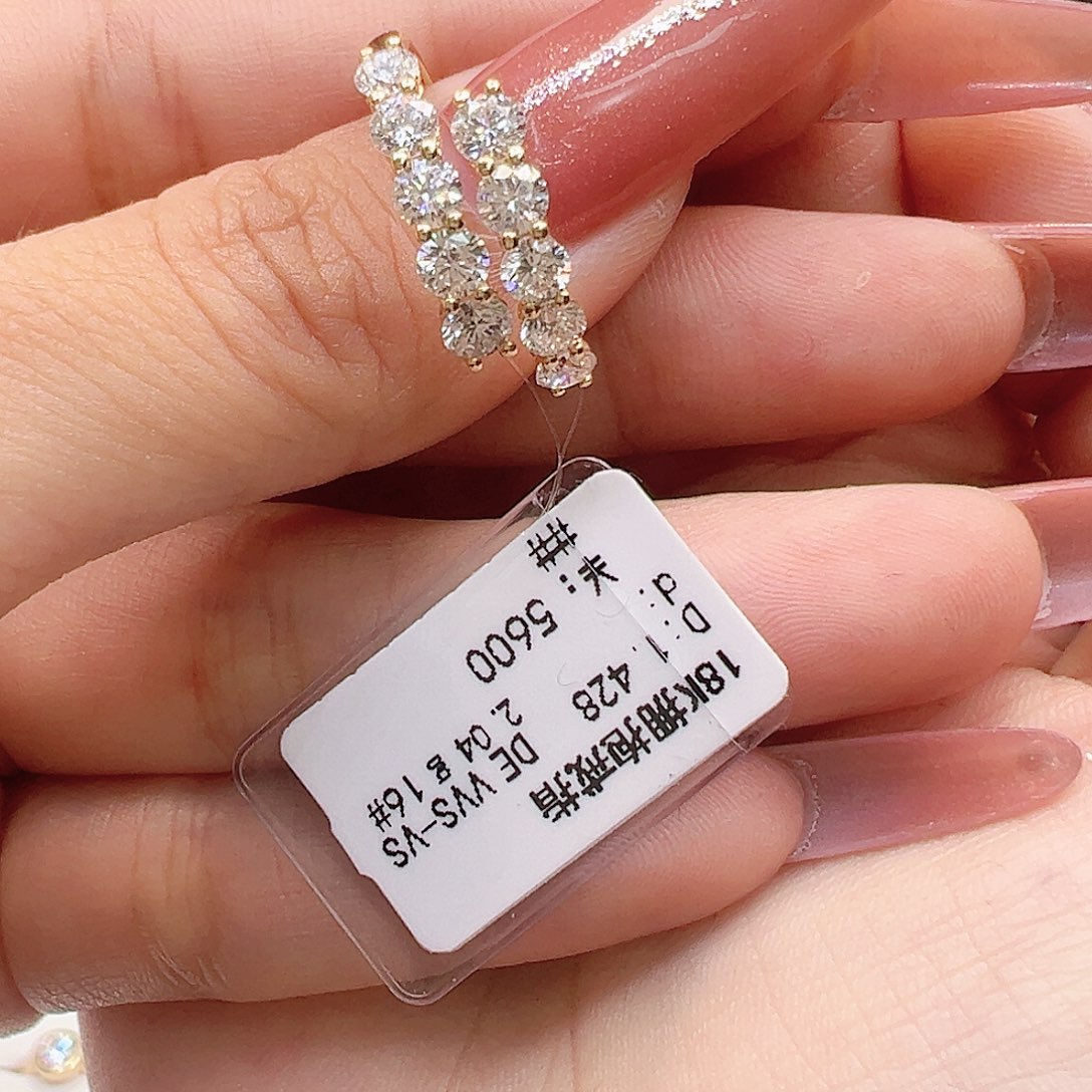 18K金镶嵌实验室培育钻石1.428克拉K黄拥抱戒指16号圈口