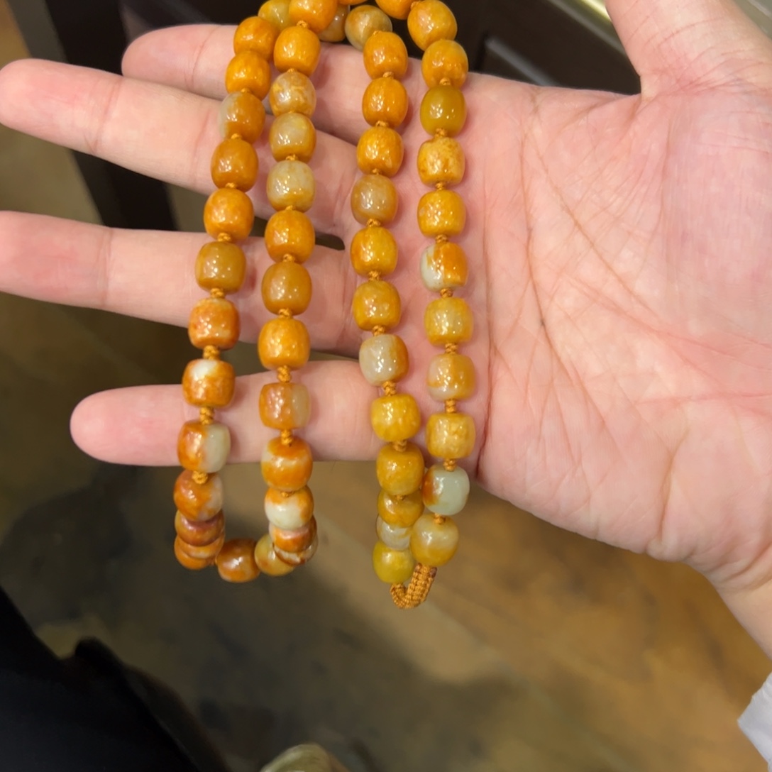 嘴***甜透闪石质玉未镶嵌颈饰