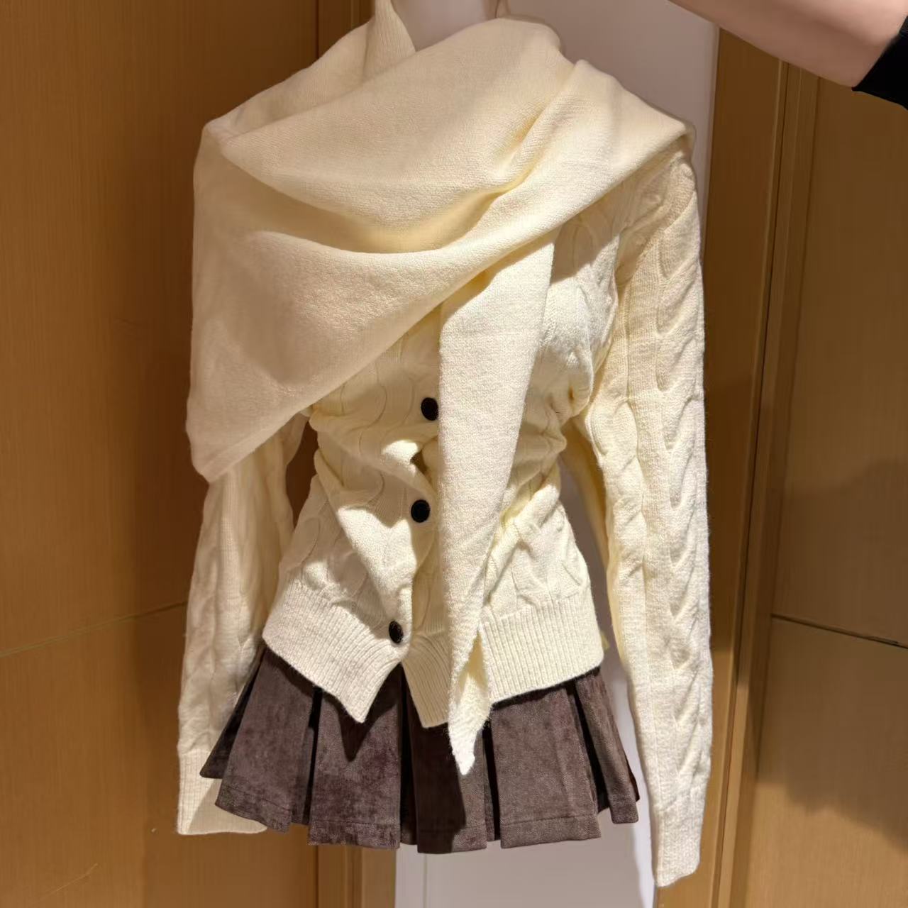 MUA家雪顶玛芬麻花纹披肩毛衣+纯欲短裙