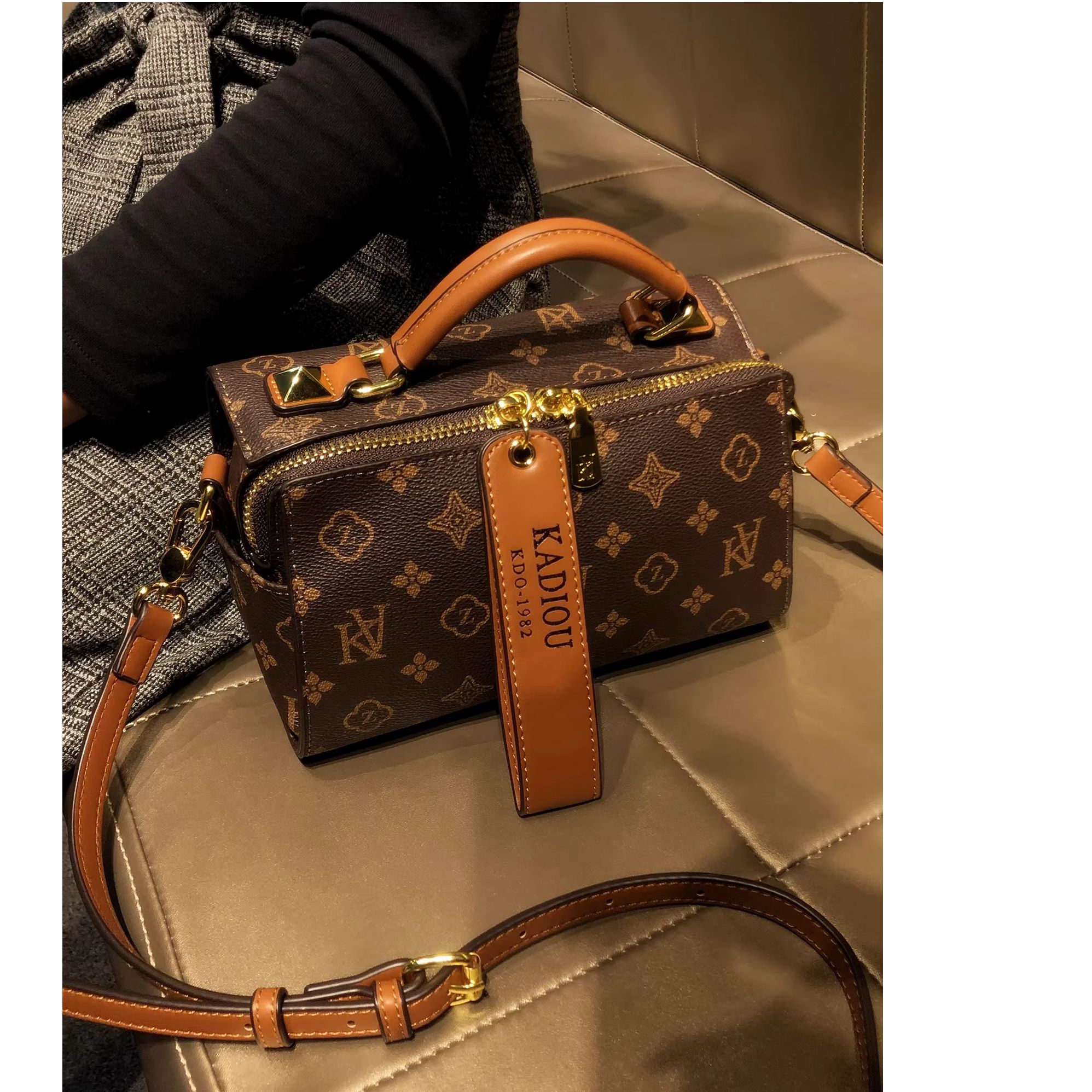 香港正品精选轻奢2025新款时尚手提波士顿真皮斜挎单肩质感小方包