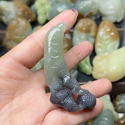 颈饰未镶嵌和田玉龍**人