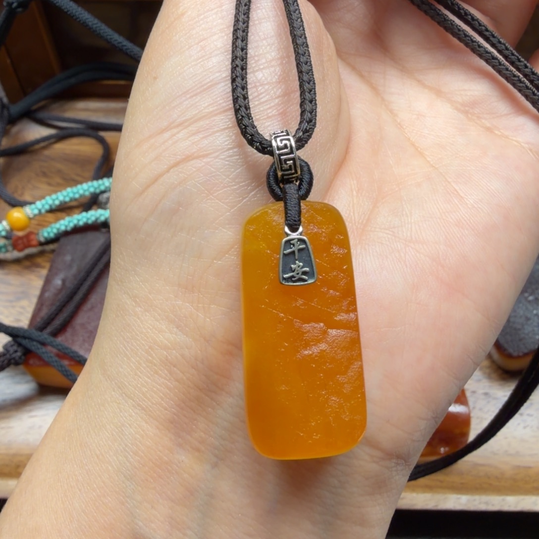 琥珀未镶嵌吊坠(赠链)