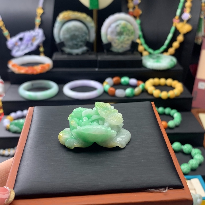 翡翠颈饰未镶嵌翡翠花