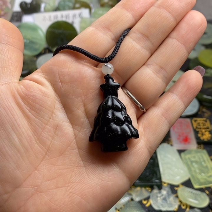 蛇纹石玉颈饰合金