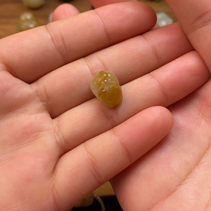 小****和田玉未镶嵌颈饰