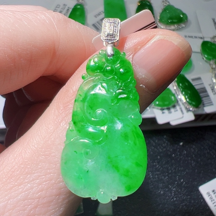 颈饰18K金镶嵌翡翠