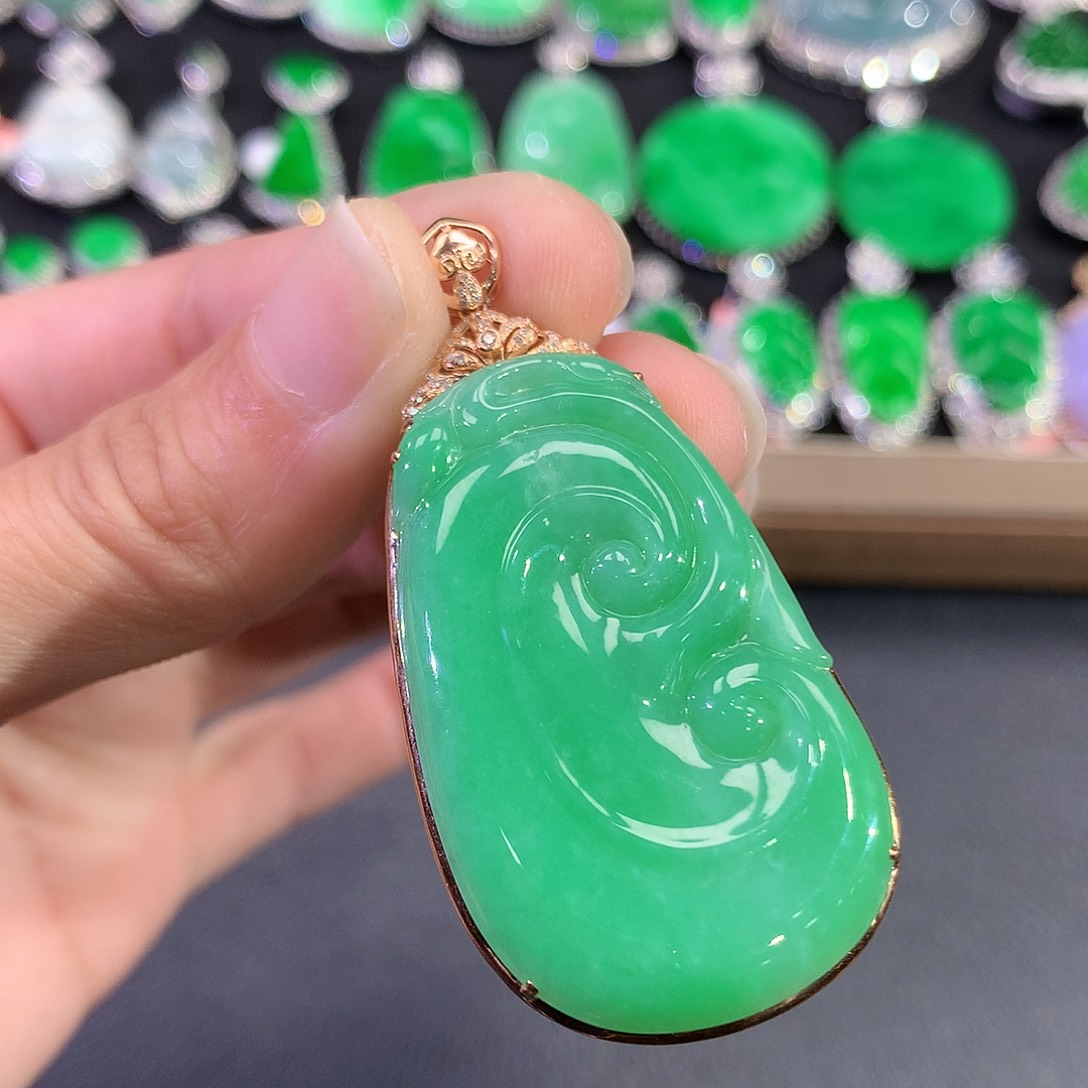 翡翠吊坠(赠链)18K金镶嵌