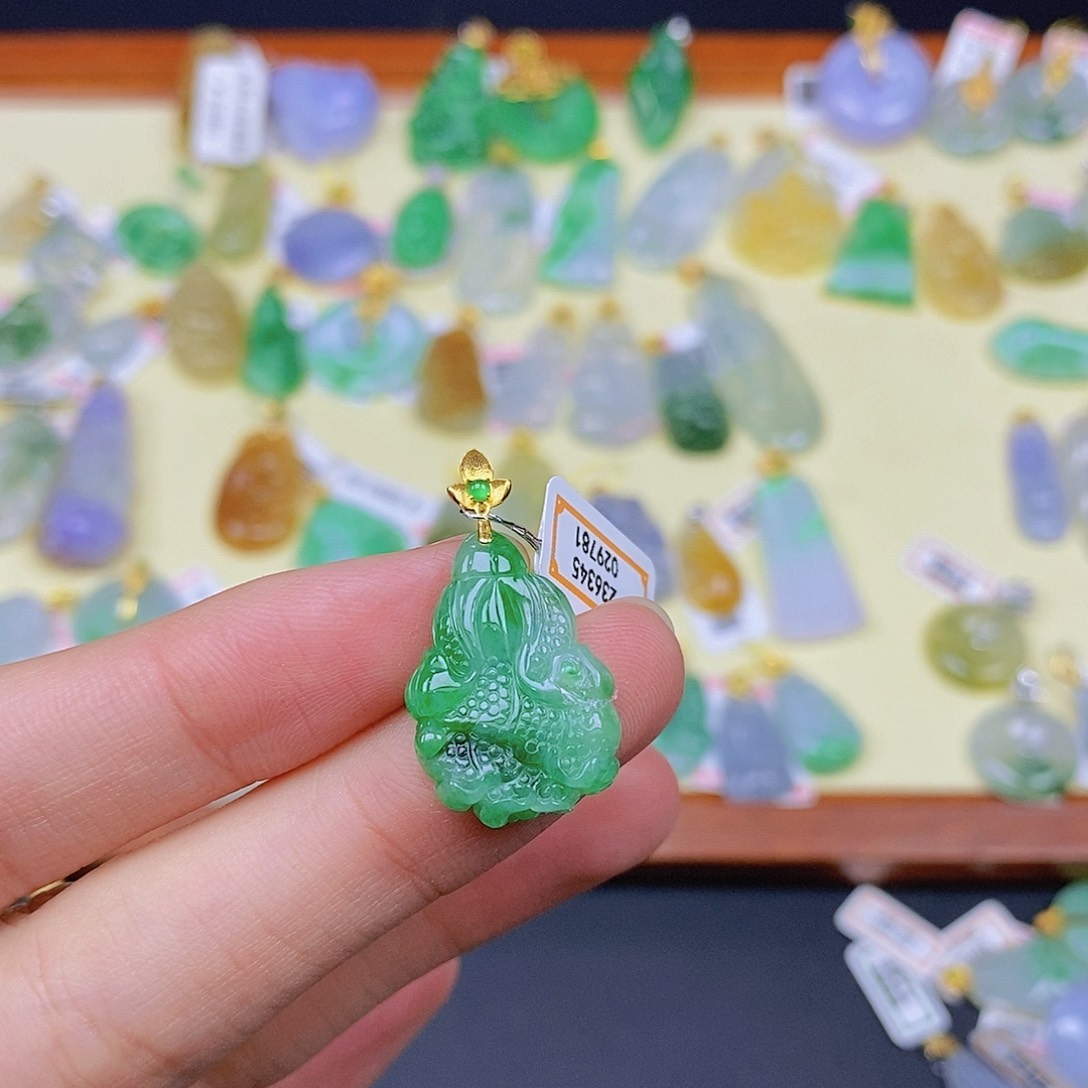 翡翠颈饰18K金镶嵌翡翠