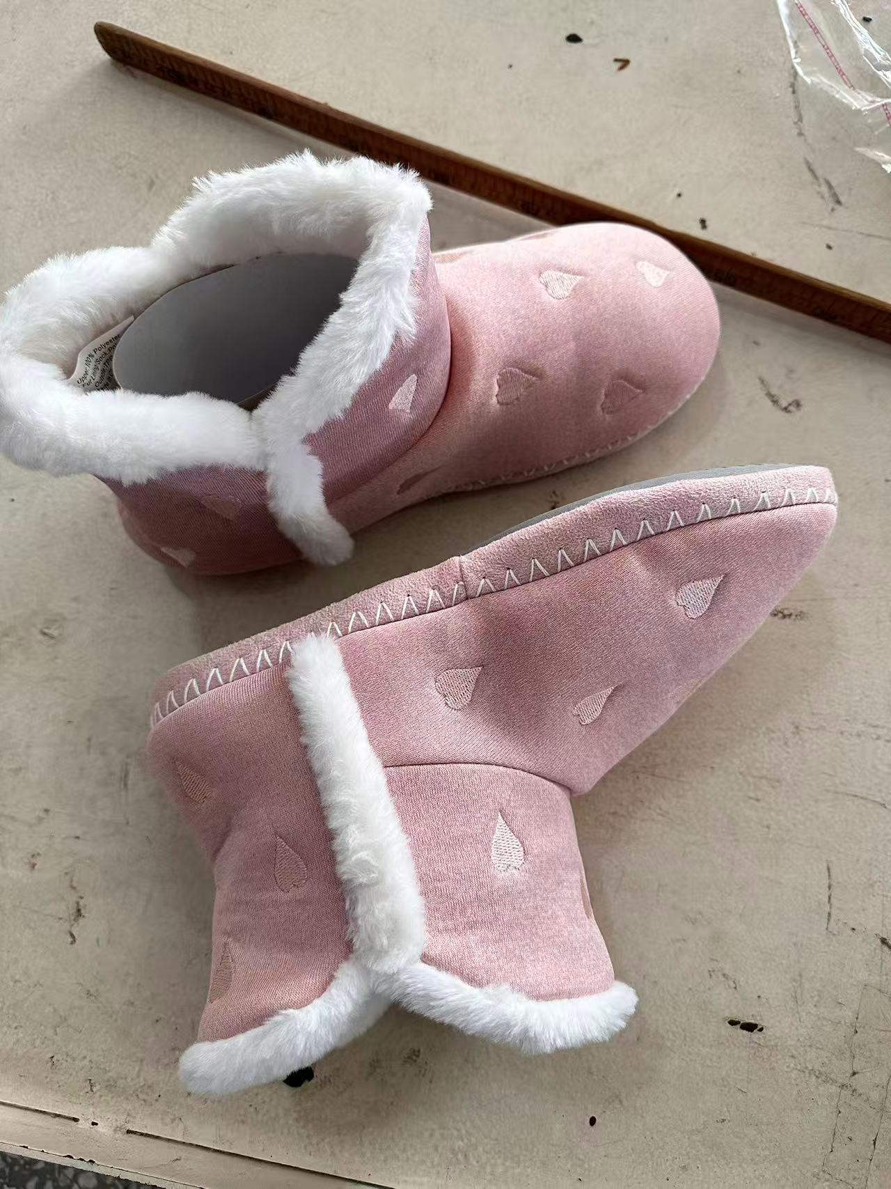 《兵哥外贸》3楼粉色粉色爱心绣花保暖居家雪地靴 发一双