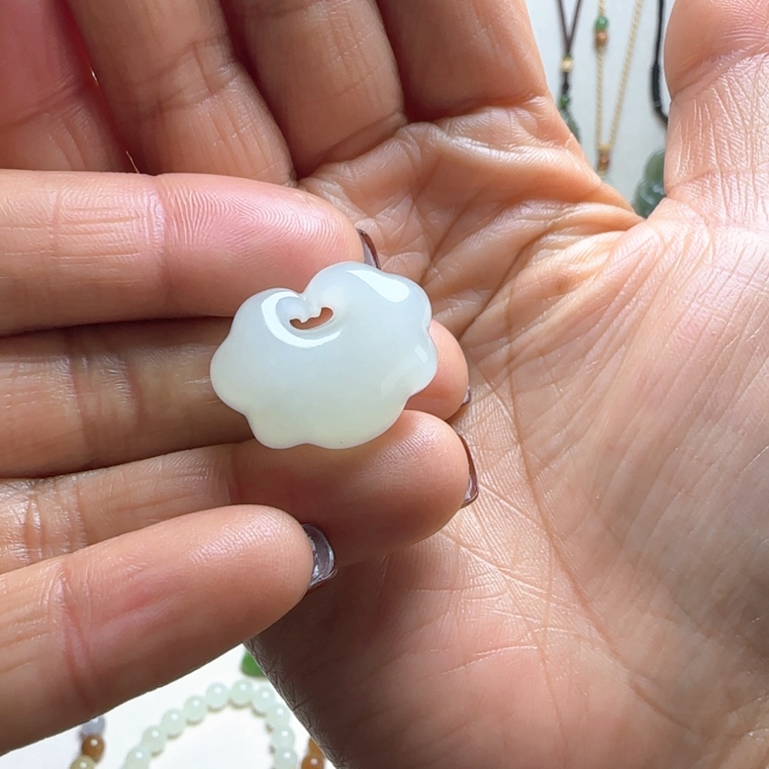 哈***哈和田玉未镶嵌颈饰