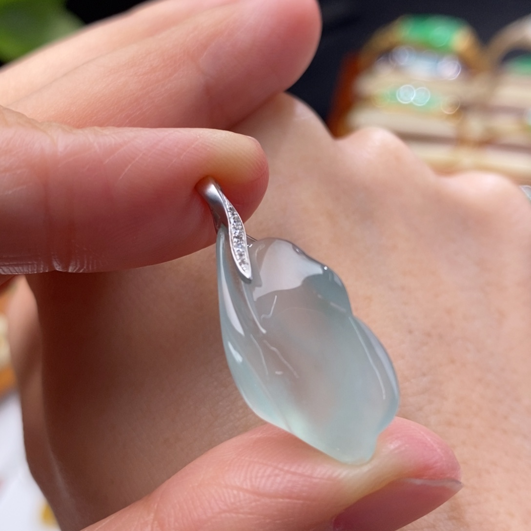 翡翠颈饰18K金镶嵌吊坠