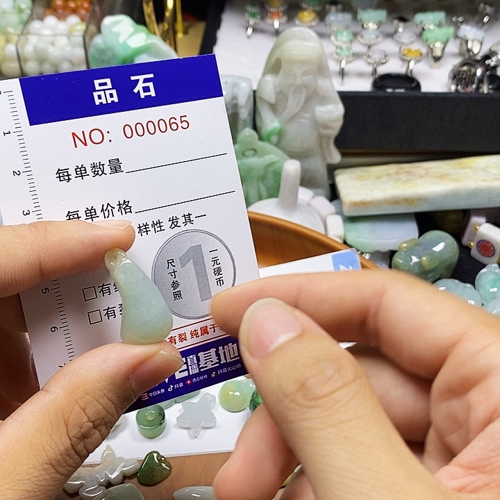 翡翠未镶嵌颈饰翡翠