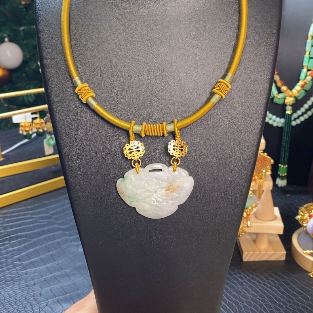 翡翠颈饰未镶嵌如意山水吊坠 亏清